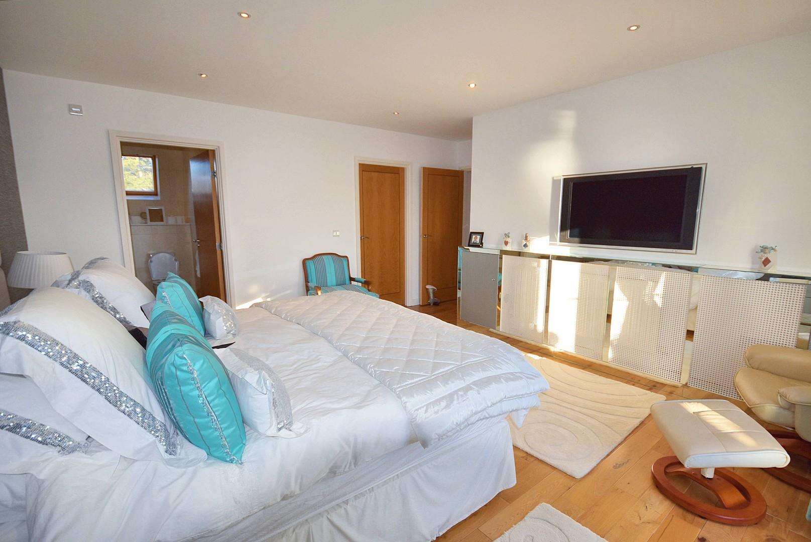 14 Bron Y Glyn Apartments, 18 Bridgeman Road, Penarth, CF64 3AW